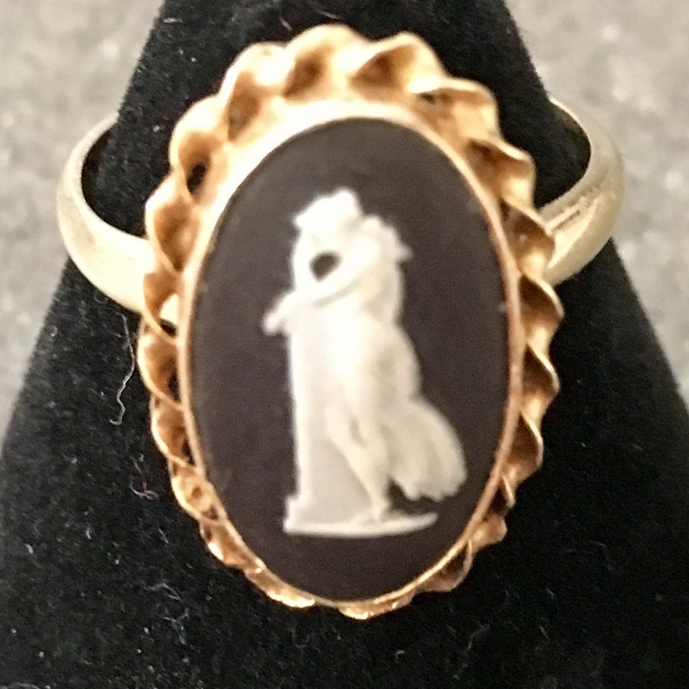 VINTAGE 14K GOLD AND ONYX RING